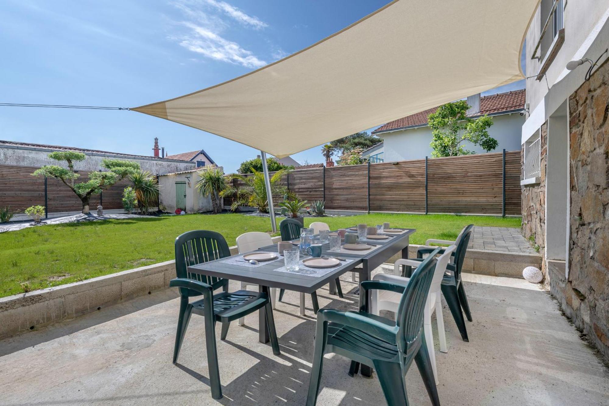 Maison Familiale A 400m De La Pour 8, Hébergement de vacances *